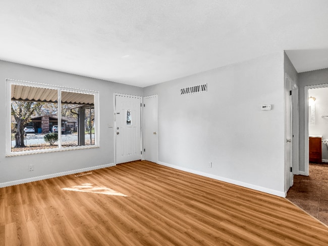 Photo - 104 Britanna Dr