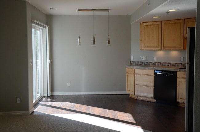 Cocina y puerta al balcón. - 1021 Laramie Blvd Unidad D