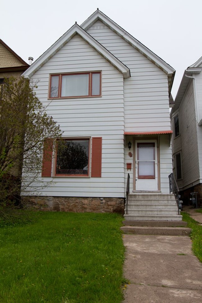 Building Photo - JUNE 2026 - Duluth MN 4 Bedroom - 2 Bath -... Rental