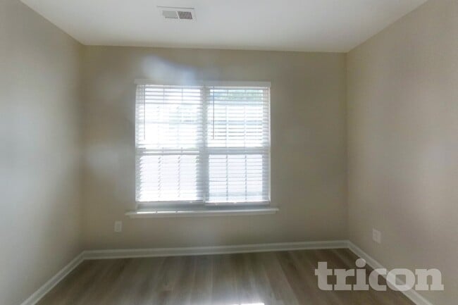 Photo - 633 Thornbird Cir