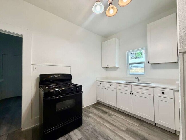 Photo - Property For Rent at 222 Lowell St, San Antonio TX 78210