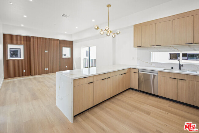 Building Photo - 11010 Hortense St Rental