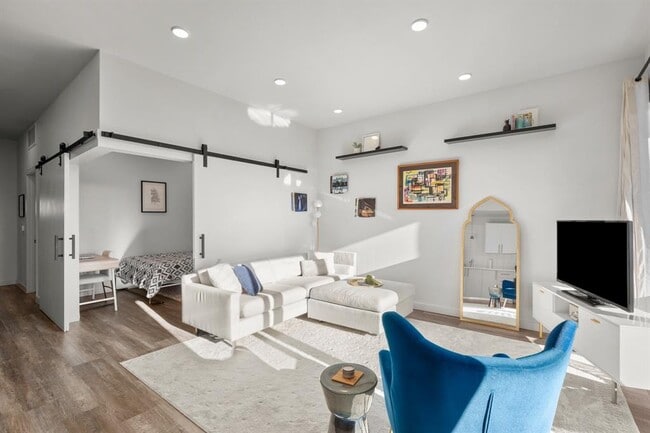 Building Photo - 4004 Banister Ln Unit 202