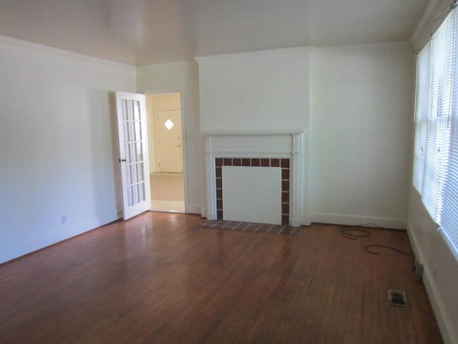 Photo - Large 3BD/2B with 2 living rooms!  Walk to VSU!! Unidad 114 High Street
