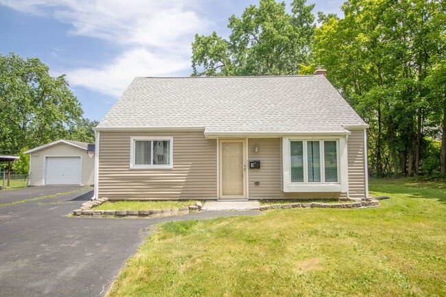 Building Photo - 2 BD 1 BA North Colonie Schools
