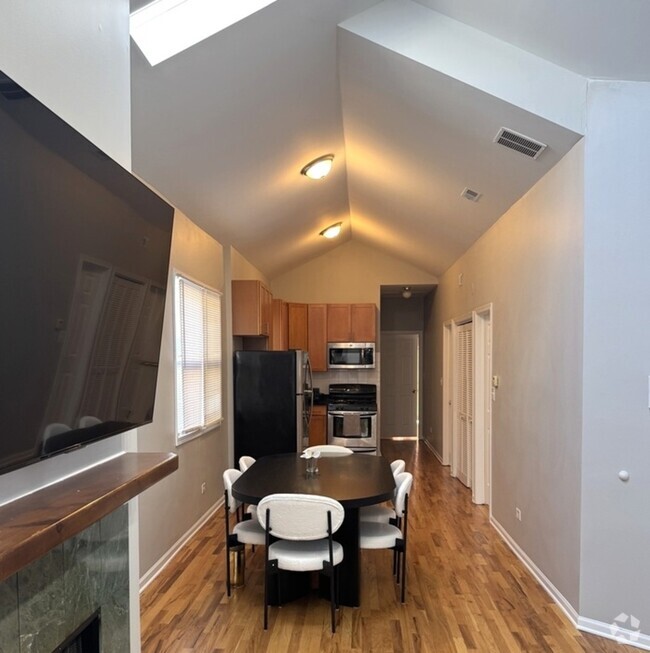Building Photo - 1445 W Walton St Unit 3 Rental