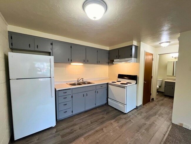 Photo - (CAM 10)  Very Nice Large 1 bed Apt - Clos... Unit 10