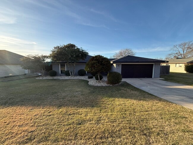 Building Photo - 3402 Azalea Dr