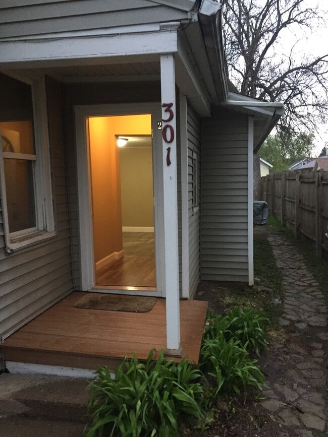 Building Photo - 301 6th St NW Unit Nice 1 bedroom apartment
