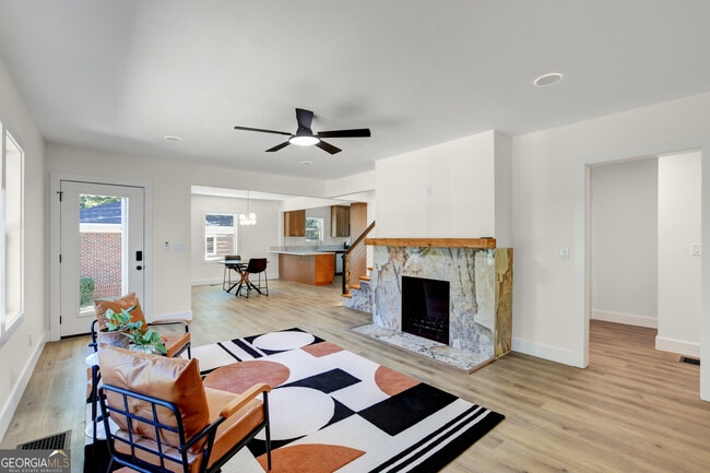 Photo - 458 Shannon Dr SW