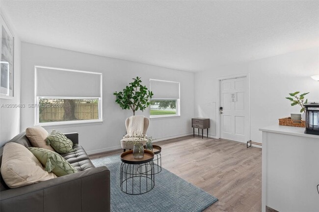 Photo - 4255 Wee St