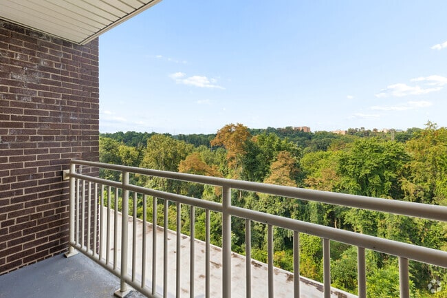1BR, 1BA - 900SF - Balcony