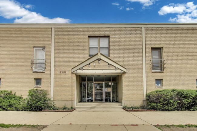 Photo - 1100 W Cornelia Ave Condo Unit 110