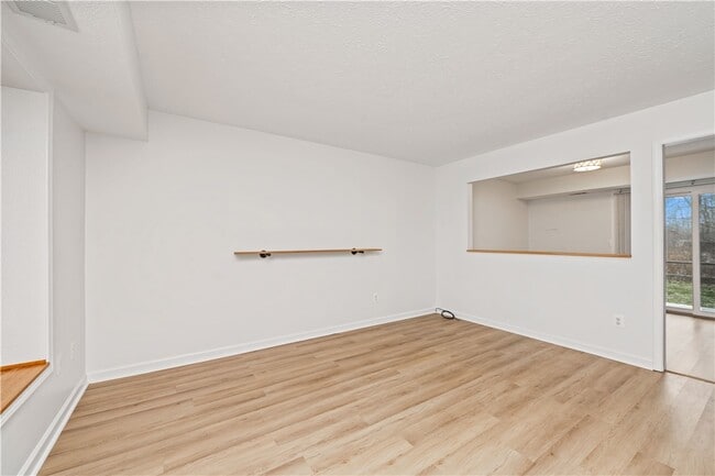 Photo - 154 Norwich Dr