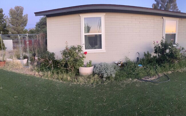 Photo - 855 W La Osa St