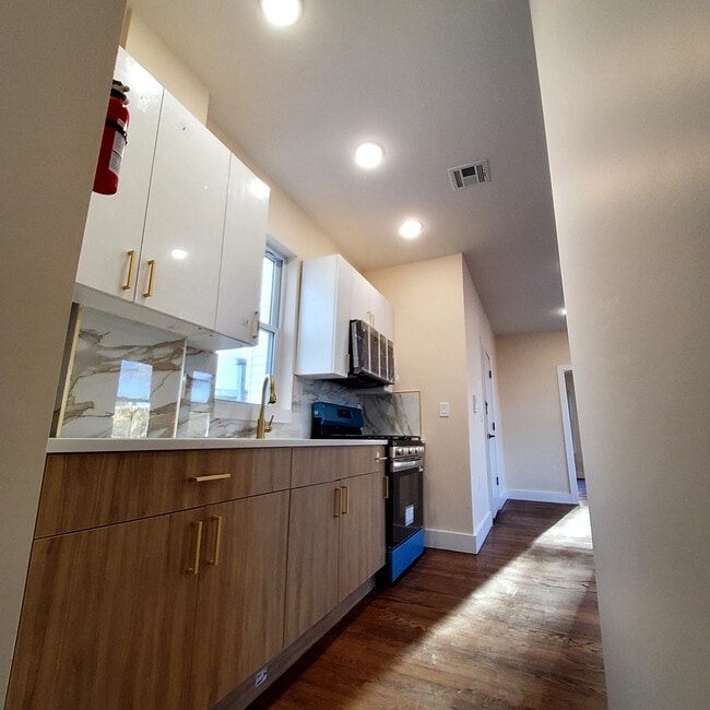 Building Photo - 165 Danforth Ave Unit 3