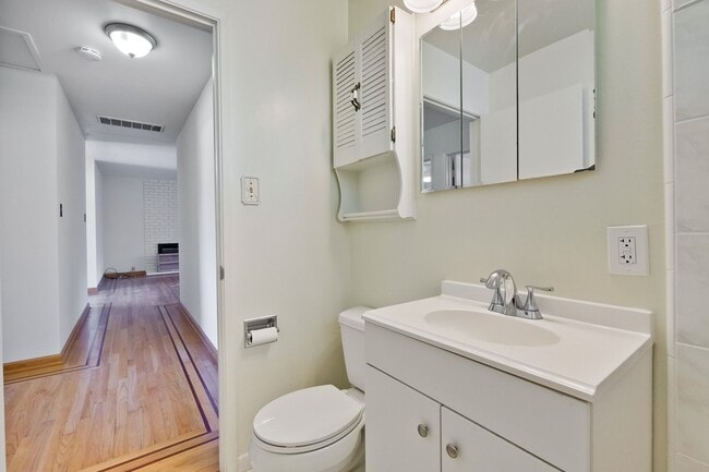 Photo - Hardwood Floors- Top Moreland SCH- SM Dogs Welcome- Close to Apple