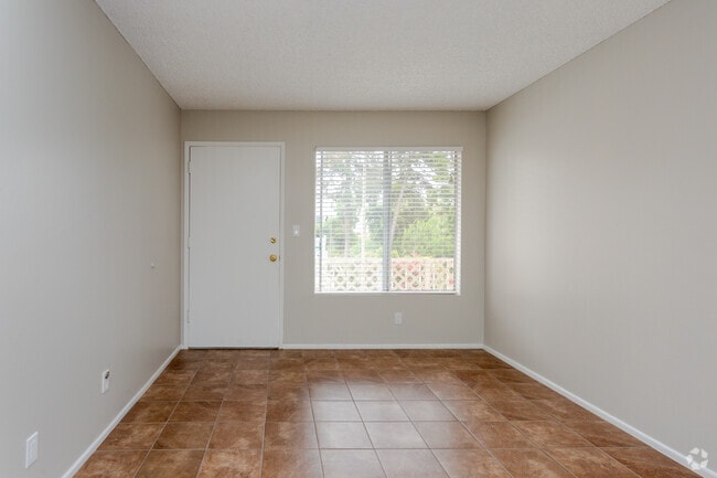 1BR, 1BA - 600 SF