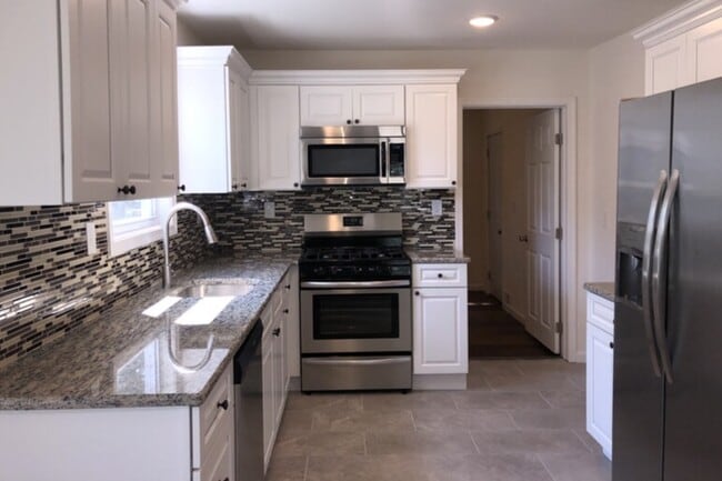 Kitchen - 43 California Ave