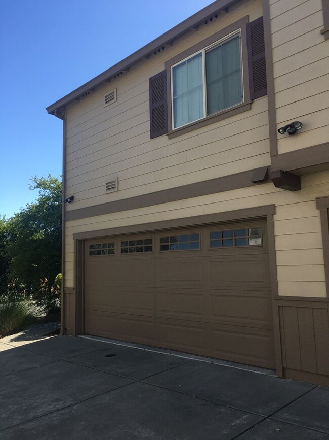 Building Photo - Three Bedroom Townhouse Style Apartment wi...