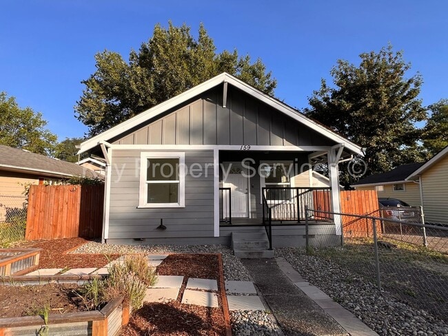 Building Photo - Renovated Longview Cottage with Huge Yard!