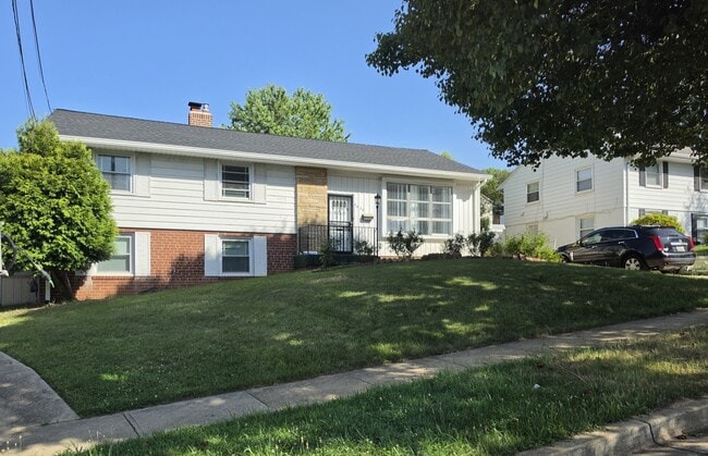 Building Photo - 5825 Lamont Dr