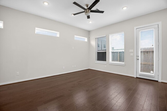 Photo - 619 Thornton Oaks Ln