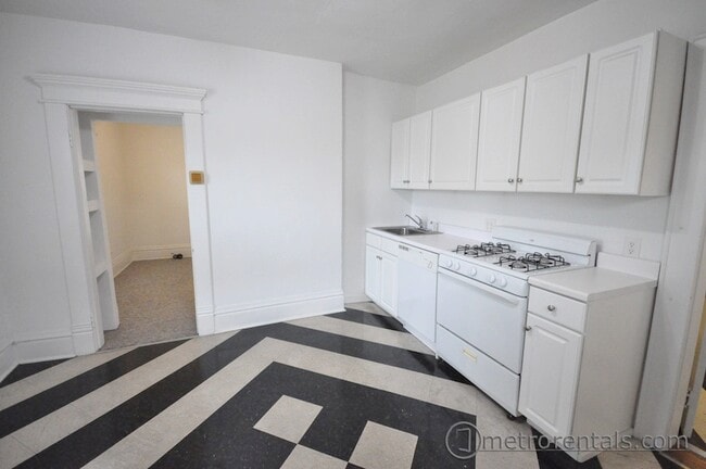 Kitchen - 2185 Summit St Unit C