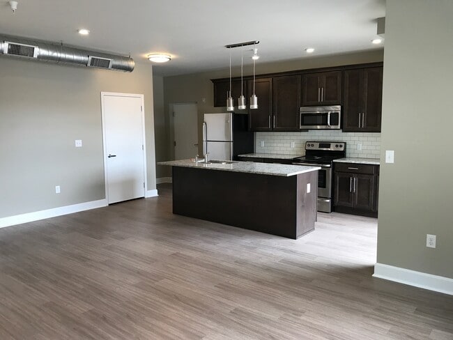 Photo - 12 E Carpenter St