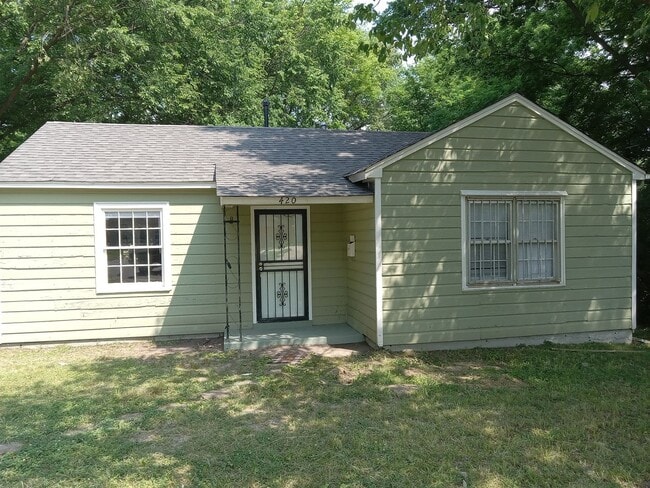 Building Photo - Charming 2BR Home Near the University of Memphis!