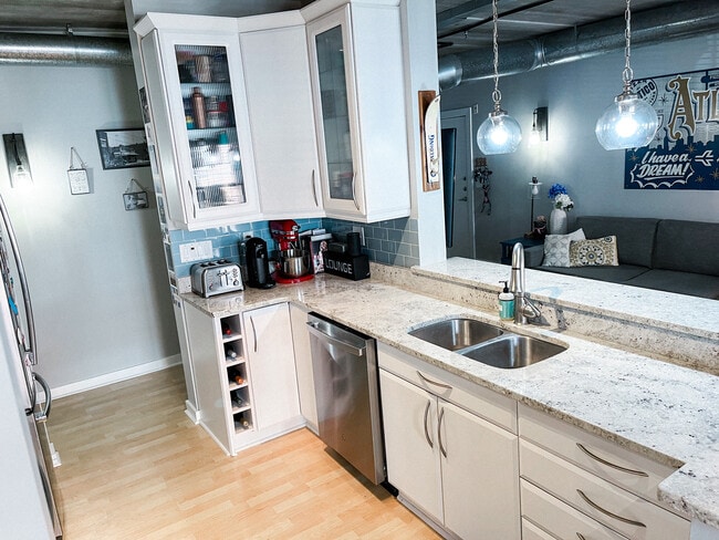 Kitchen - 800 Peachtree St NE Unit 1319
