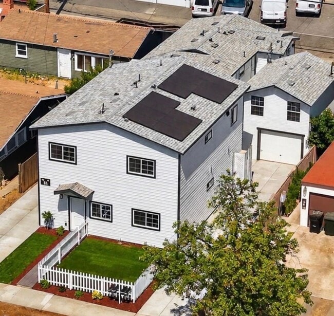 Building Photo - Newly Renovated Studio Home in the Heart of Downtown Fullerton with New Roof Unit 114 N Cornell Ave