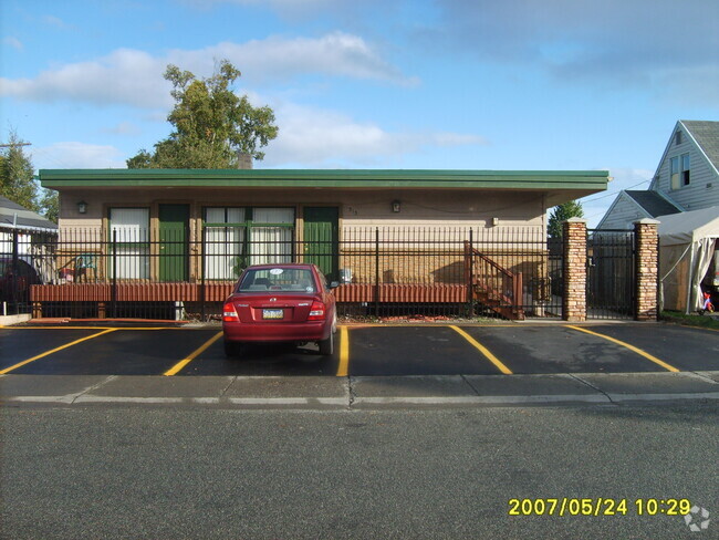 Building Photo - Hillcrest Apartments