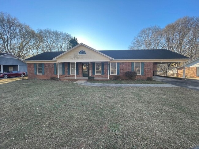 Building Photo - 3 bedroom 2 bathroom house available now! Bonus Room!