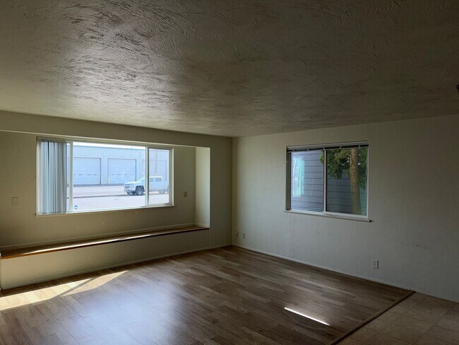 165 SW Kalmia St Unit #1