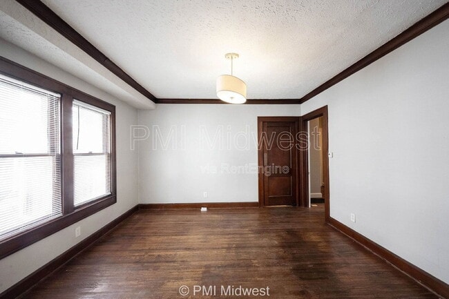 Photo - 4905 Broadway St