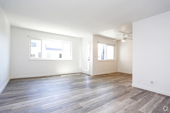 1BR,1BA-750SQ With Hallway Closet