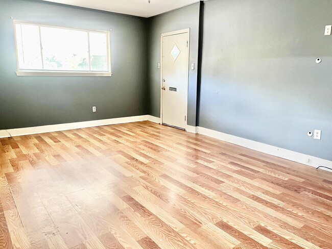 Photo - 2195 Glenmore Ave