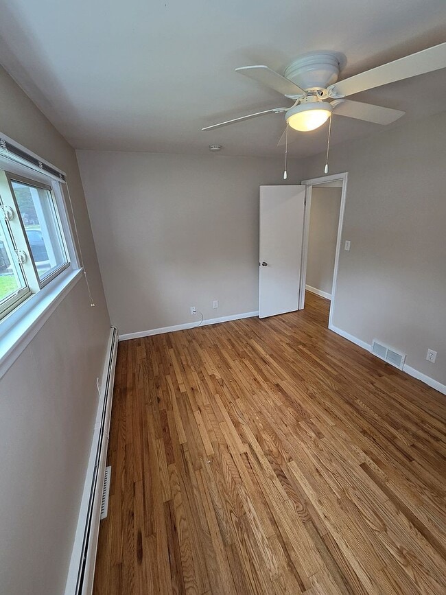 Photo - 21669 Middlebelt Rd