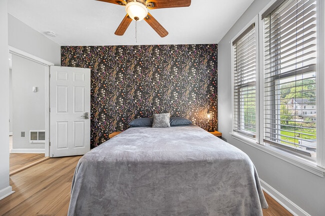 Photo - 586 Pleasant St Unidad Room 2