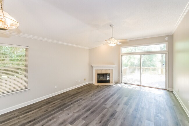 Photo - 884 Putters Green Way N