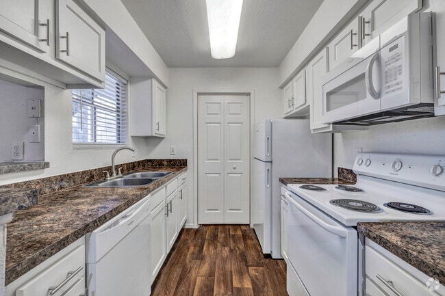 1BR, 1BA - 639SF - Kitchen - MAA Cypresswood