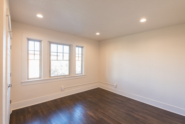 Living Rm - 812 E 12th Ave