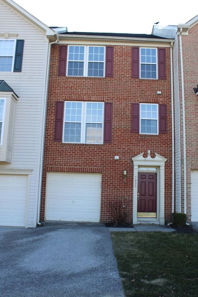 Building Photo - Spacious 3 Bedroom Townhome