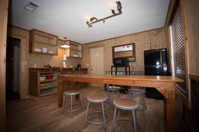 Photo - 606 Live Oak St