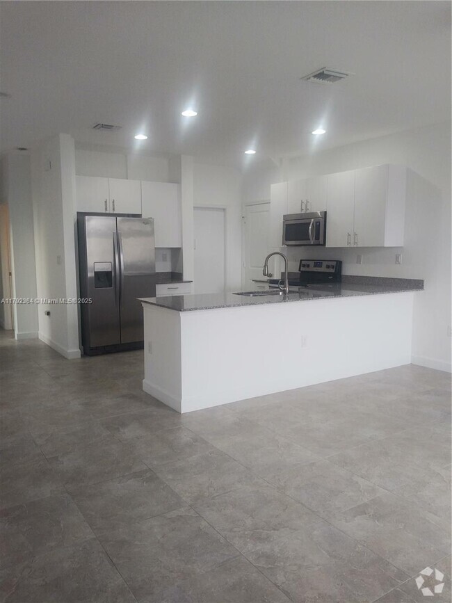 Building Photo - 466 NE 194th Terrace Unit 466 Rental