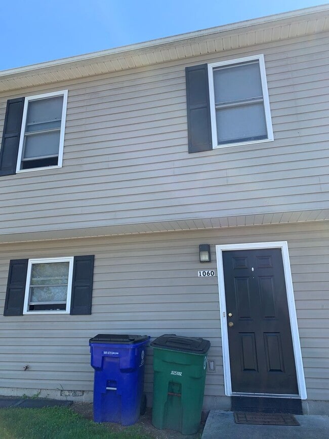 Building Photo - 3 Bedroom 2.5 Bath Townhouse
