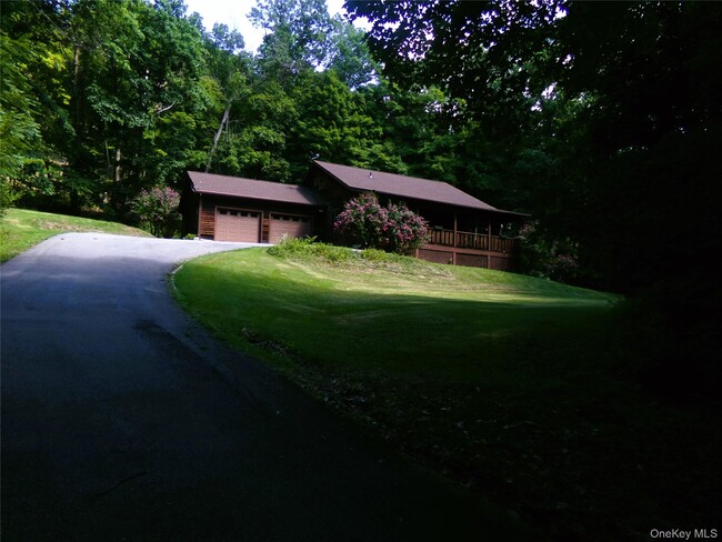 Building Photo - 449 White Schoolhouse Rd