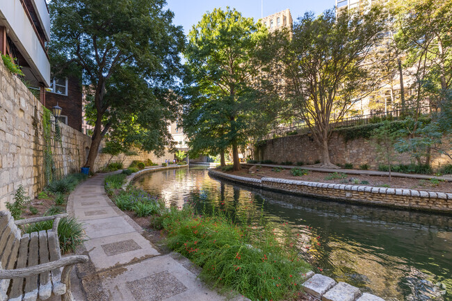 Riverwalk - The Travis Building Apartments