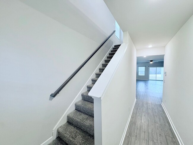 Photo - 220 Coulter Ct